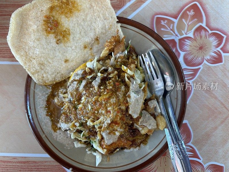 Tahu Gimbal，来自印尼爪哇三宝垄的传统菜肴。由年糕、豆腐、豆芽、对虾、洒上花生酱、炸花生和芹菜片制成